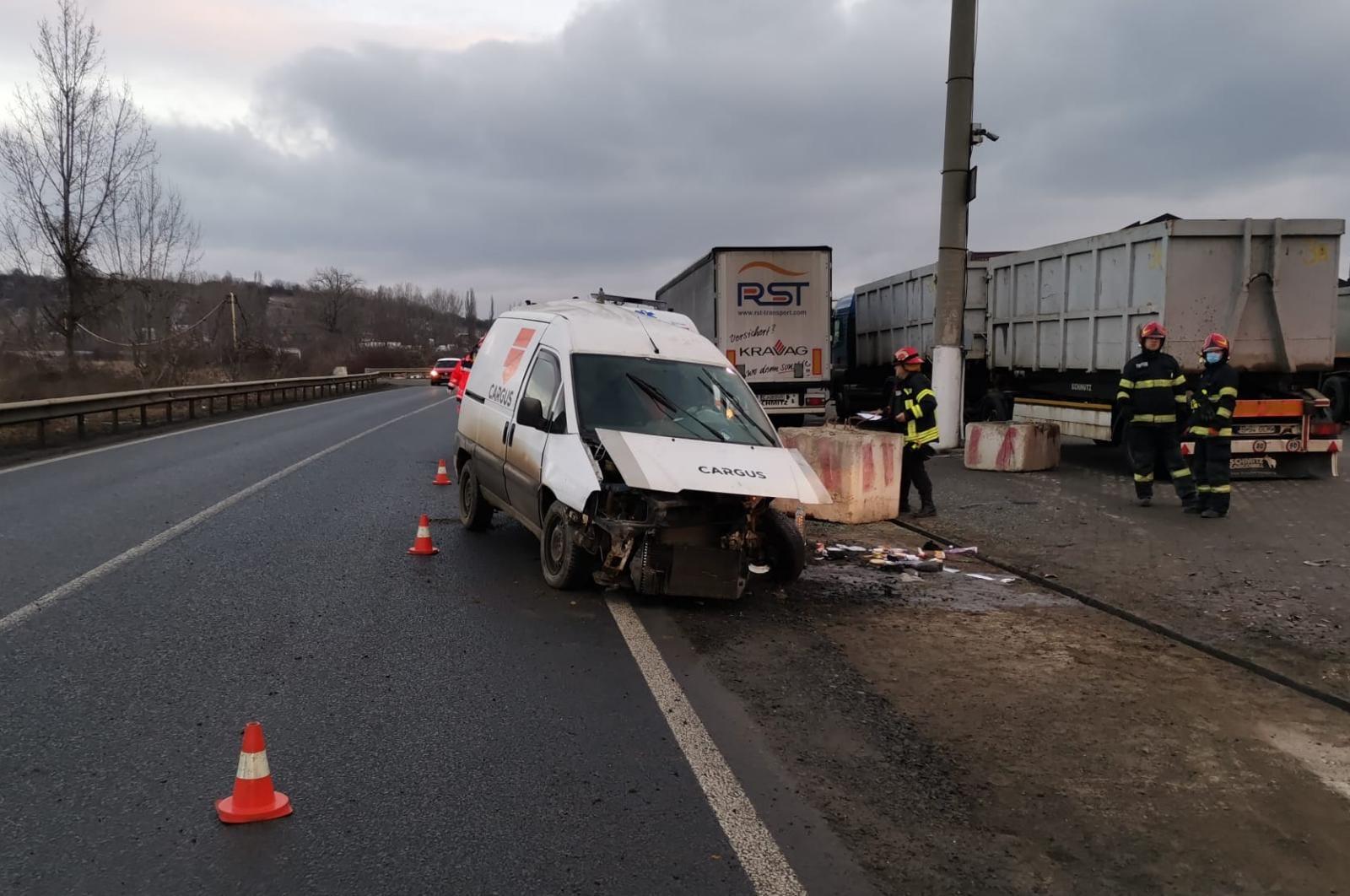 Accident lângă Turda. Două persoane au rămas încarcerate