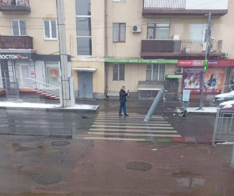 Mesagerii morții! Două rachete rusești, rămase neexplodate, înfipte în mijlocul străzii în Harkov