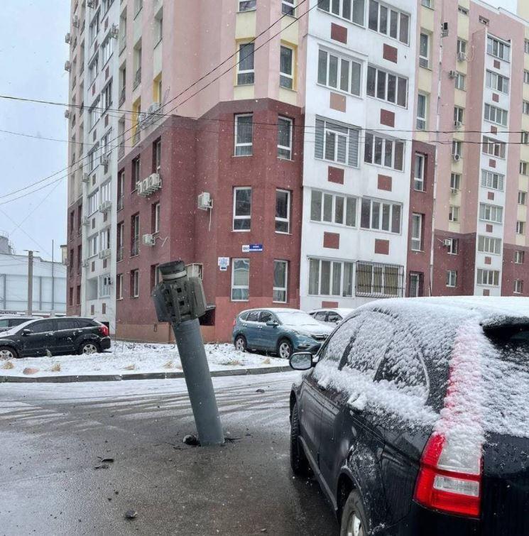 Mesagerii morții! Două rachete rusești, rămase neexplodate, înfipte în mijlocul străzii în Harkov