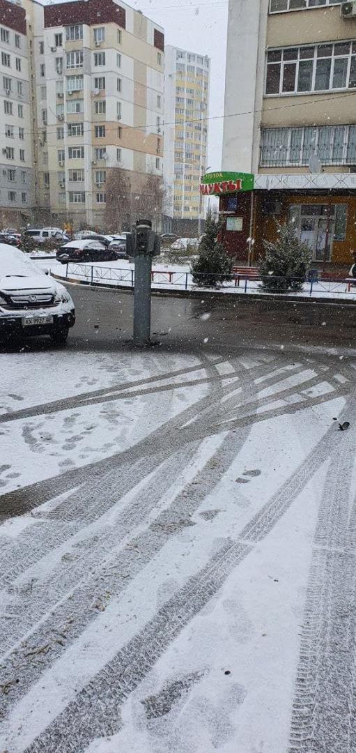 Mesagerii morții! Două rachete rusești, rămase neexplodate, înfipte în mijlocul străzii în Harkov