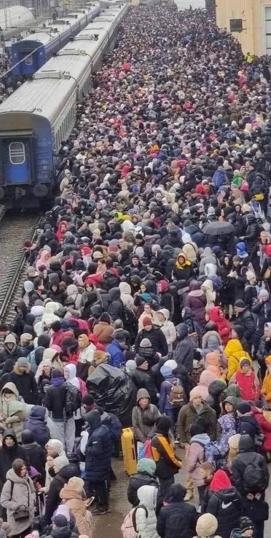Imagine care va intra în cărțile de istorie! Ucraineni, așteptând trenul în gara din Harkov