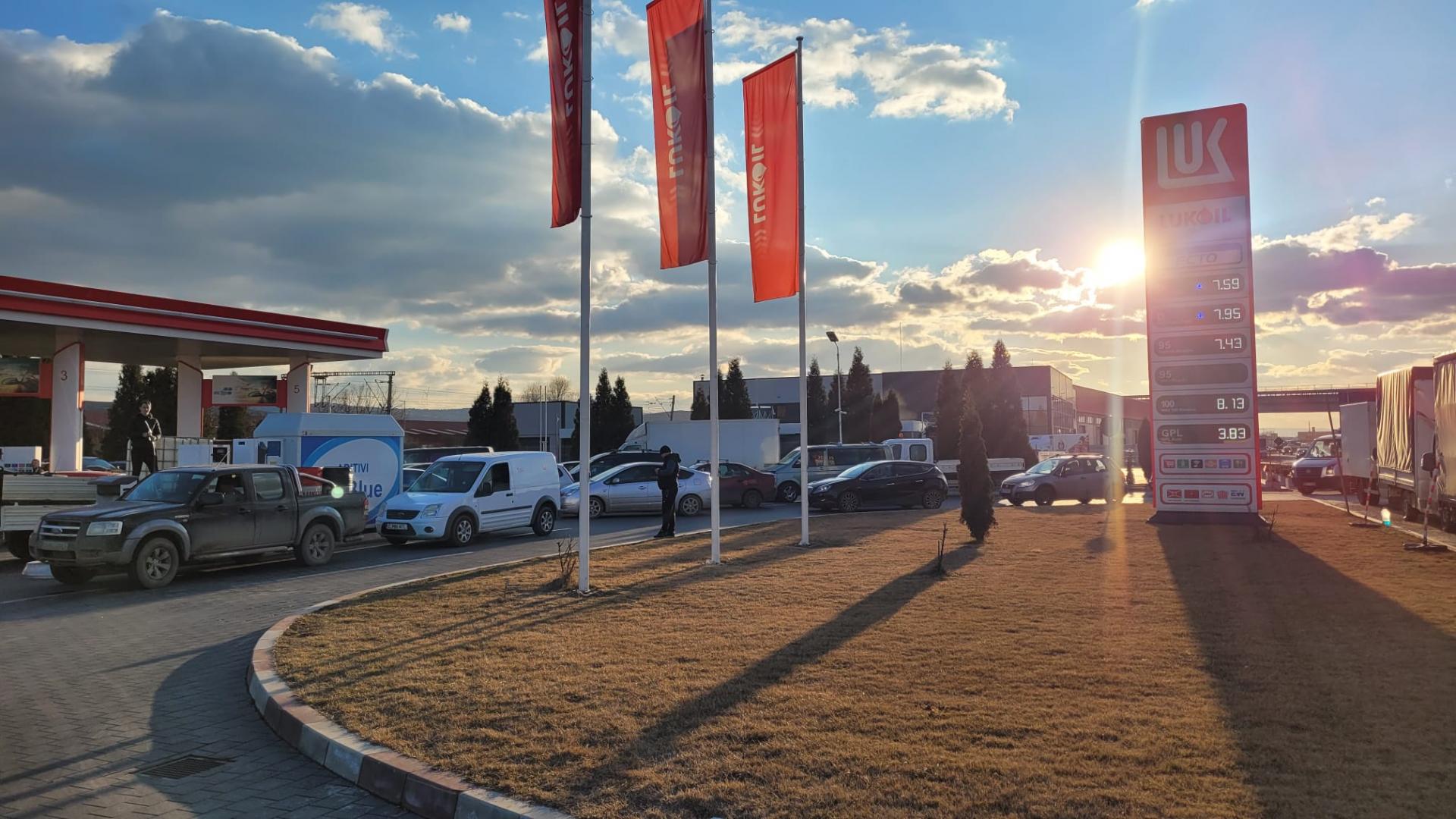 Benzinăriile din Cluj, luate cu asalt de șoferi. Cozi de zeci de mașini la pompe