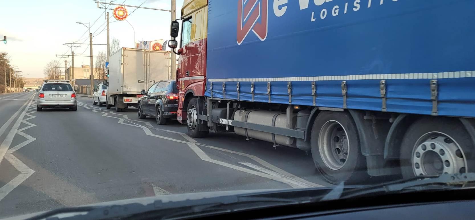 Benzinăriile din Cluj, luate cu asalt de șoferi. Cozi de zeci de mașini la pompe