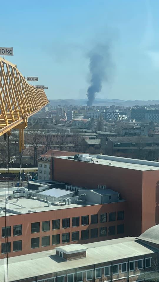 Incendiu de cauciucuri în apropiere de Pata Rât. Norul de fum negru, vizibil din tot orașul