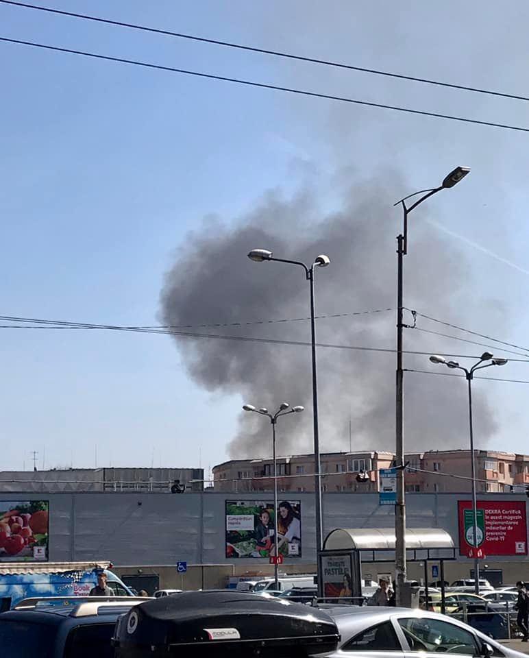 Incendiu de cauciucuri în apropiere de Pata Rât. Norul de fum negru, vizibil din tot orașul