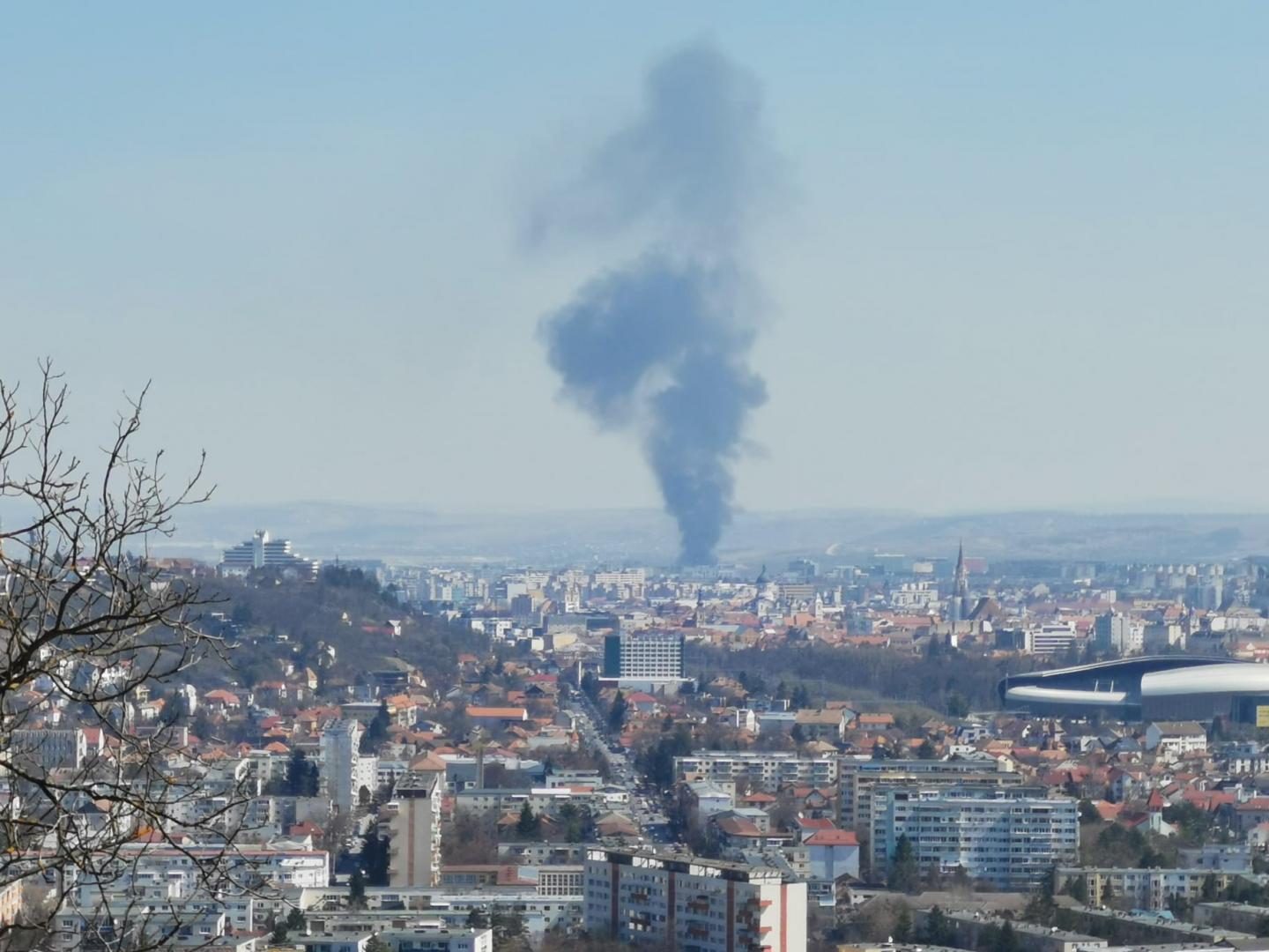 Incendiu de cauciucuri în apropiere de Pata Rât. Norul de fum negru, vizibil din tot orașul