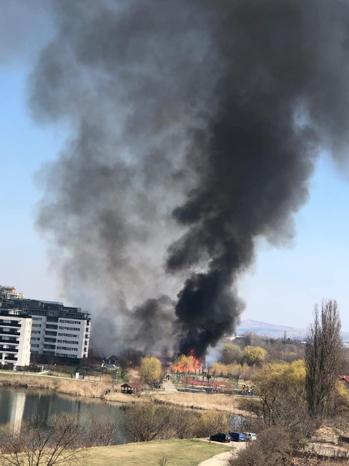 Foc puternic în Gheorgheni. A luat foc vegetația uscată din zona lacurilor