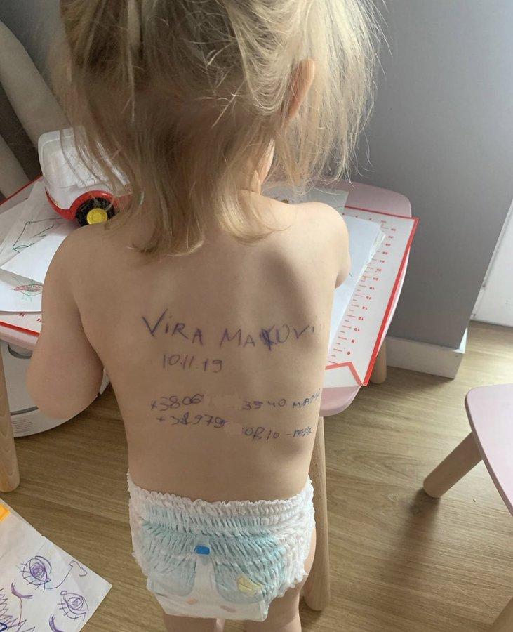 Impresionant. Mamele din Ucraina își "tatuează" copiii cu datele de contact ale familiei