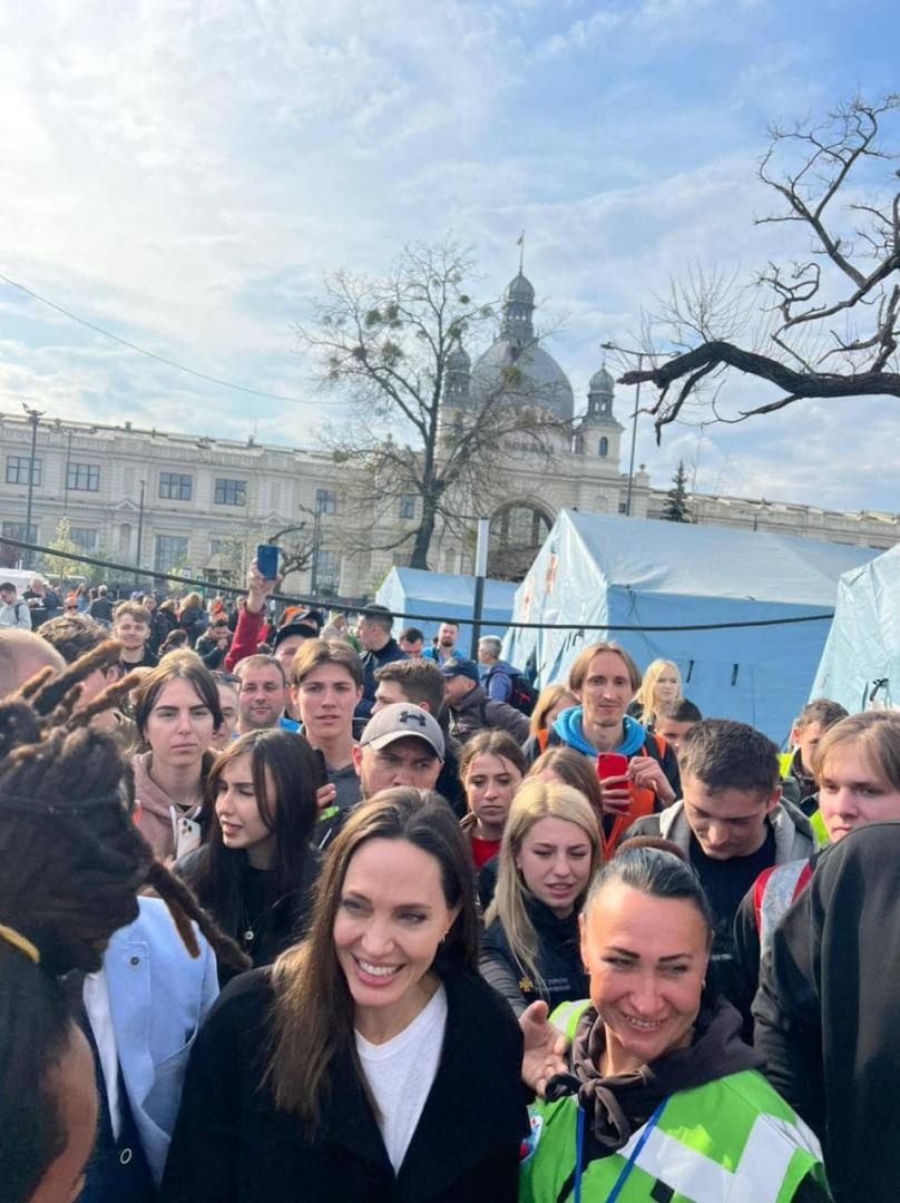 Angelina Jolie, filmată într-o cafenea din Ucraina