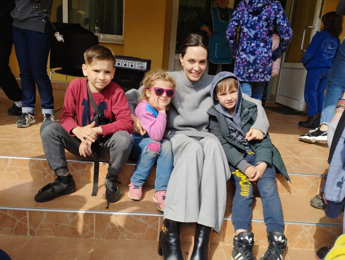 Angelina Jolie, filmată într-o cafenea din Ucraina