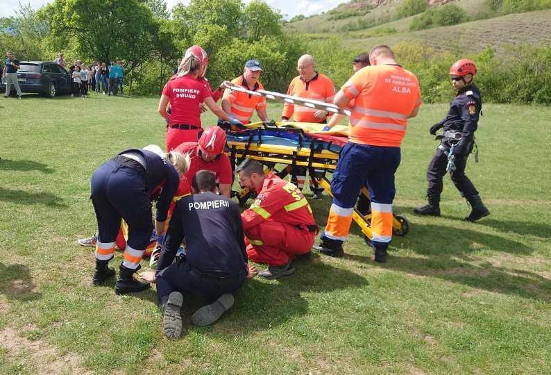 Doi copii, grav răniți, după ce au căzut cu un ATV într-o râpă