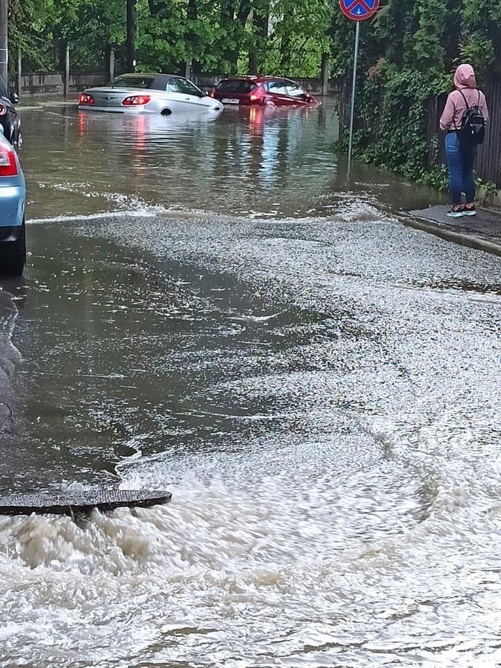 Fain la Cluj! Încă o serie de mașini naufragiate pe "canalul Borza" din Veneția Transilvaniei
