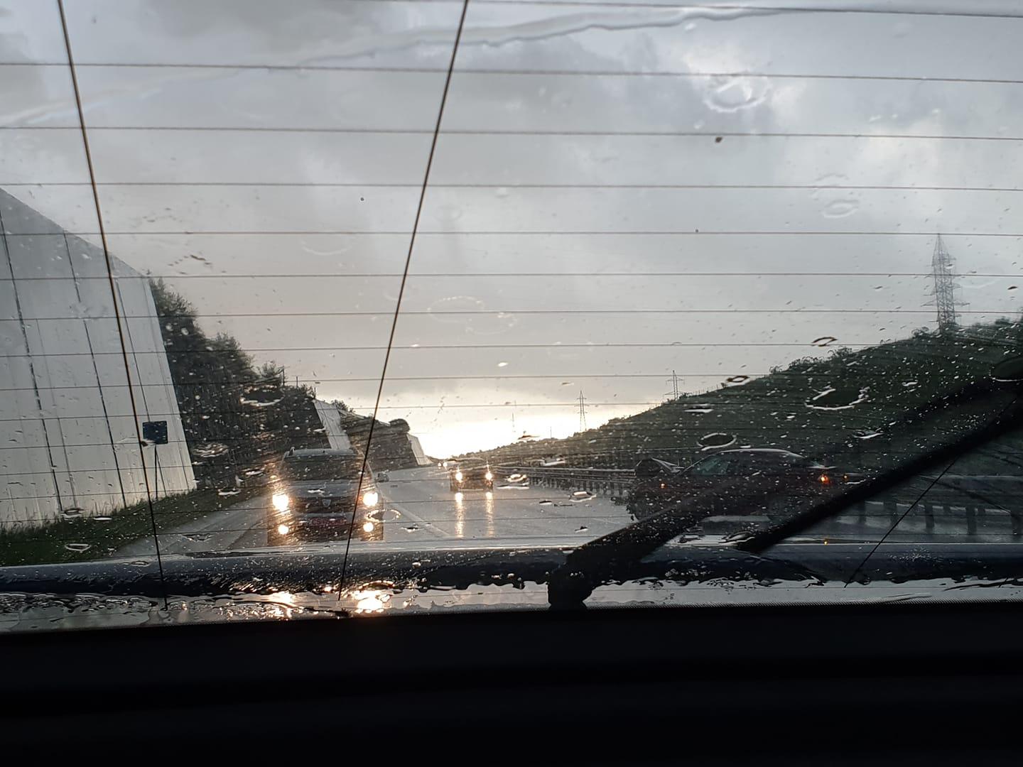 Ploaie torențială pe A3, lângă Cluj. Două mașini s-au făcut praf/ Una a intrat în zid