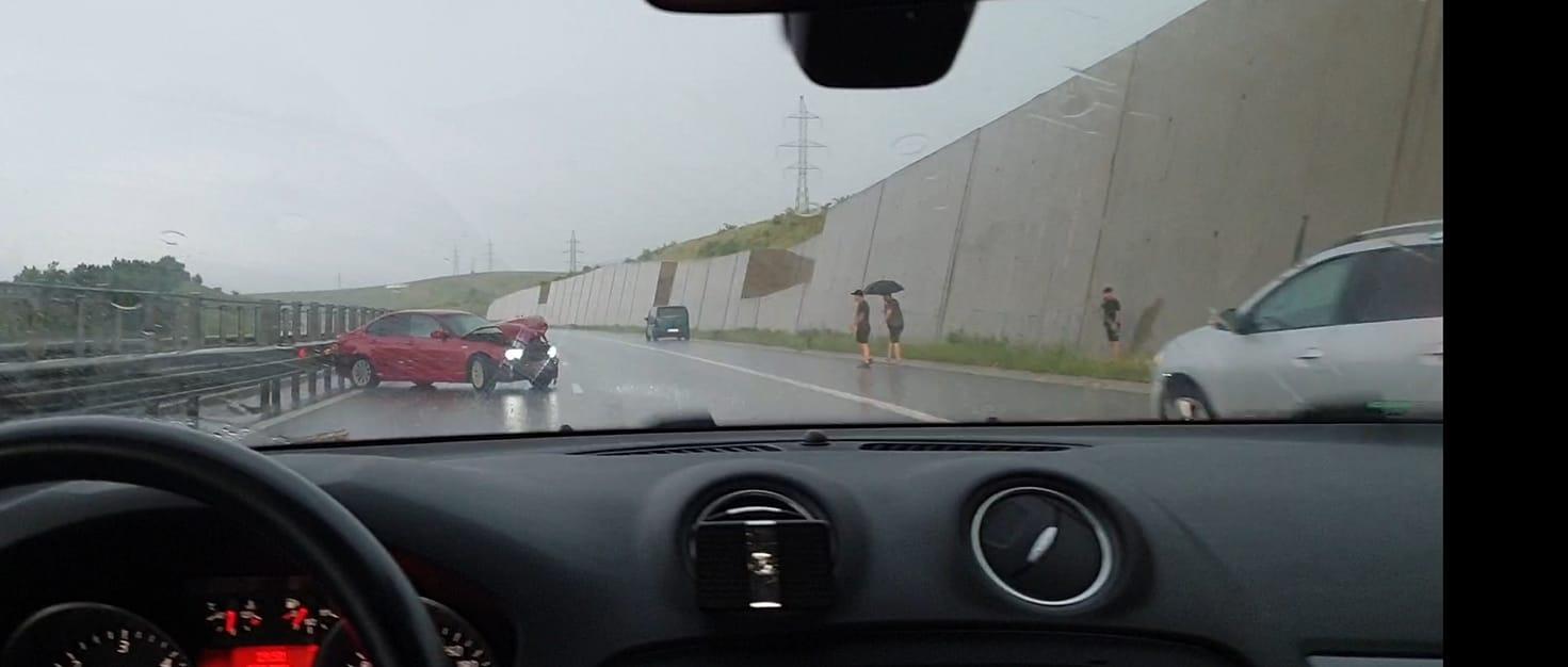 Ploaie torențială pe A3, lângă Cluj. Două mașini s-au făcut praf/ Una a intrat în zid