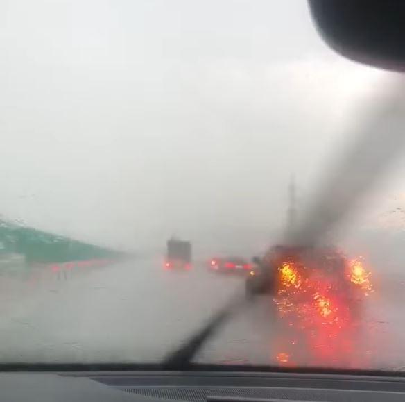 Ploaie torențială pe A3, lângă Cluj. Două mașini s-au făcut praf/ Una a intrat în zid