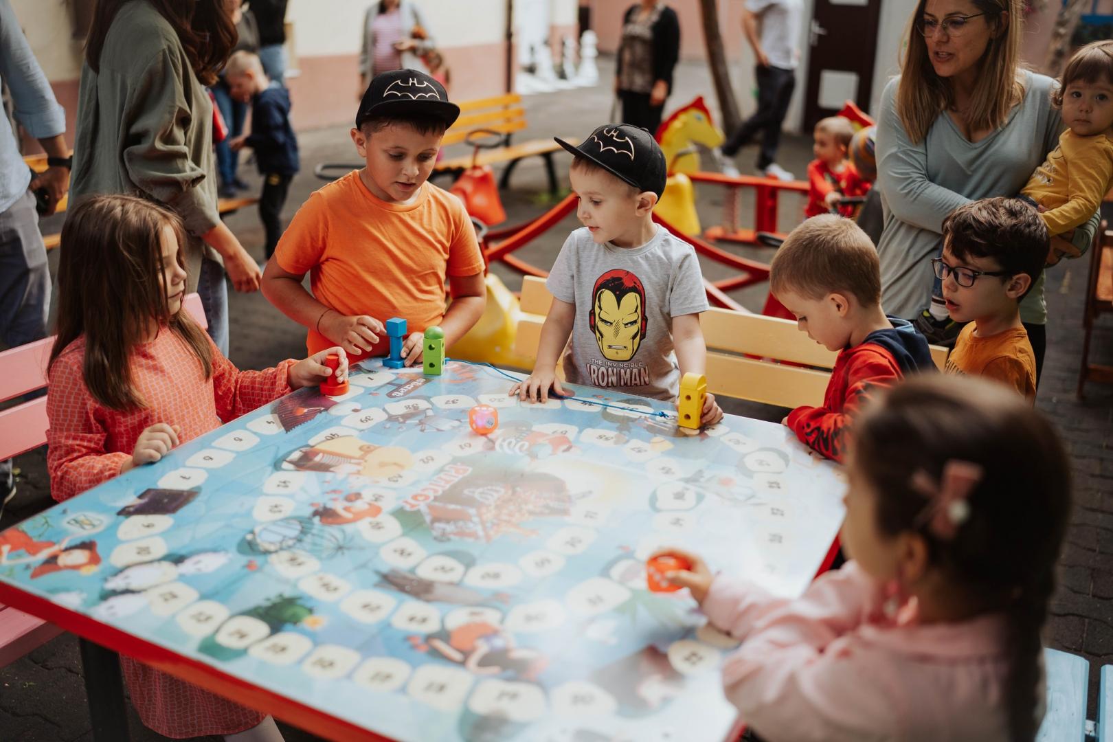 Curtea de la Pediatrie 3 Cluj se transformă în spaţiu de joacă pentru micuţii pacienţi