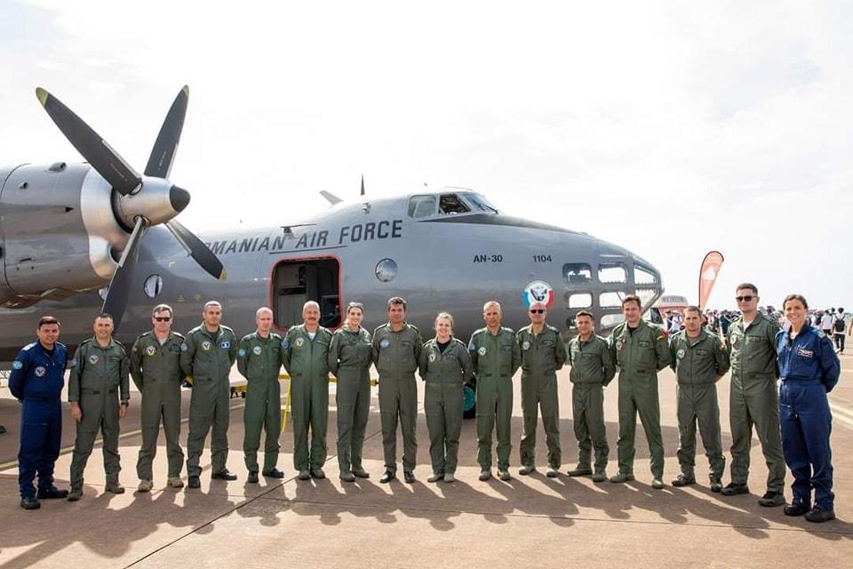 Tom Cruise, fotografie cu un căpitan român la RIAT, cel mai mare show aviatic din lume
