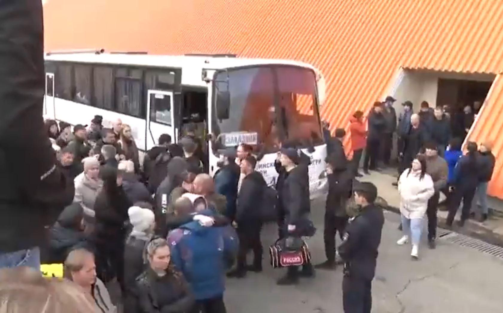 Primele imagini cu ruși plecând în armată după ordinul de "mobilizare parțială" a lui Putin