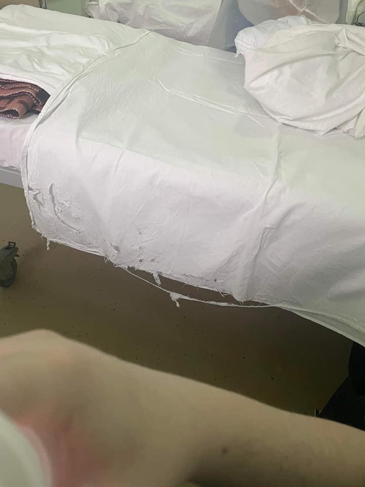 Încă un pat acoperit cu o zdreanță la Ginecologie 1 în Cluj-Napoca