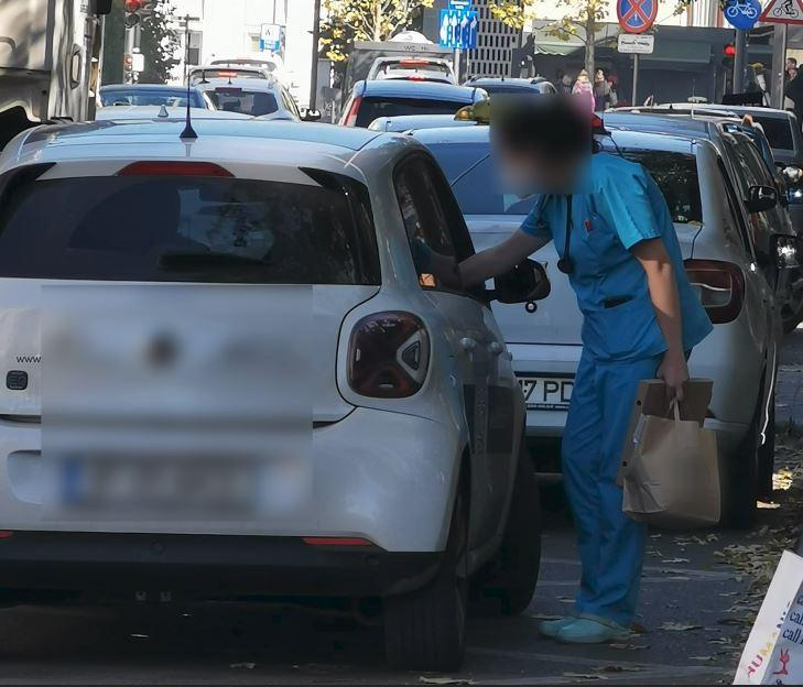 Ne mai mirăm de "nosocomiale"? Cadre medicale surprinse în halatul și papucii de spital pe Clinicilor