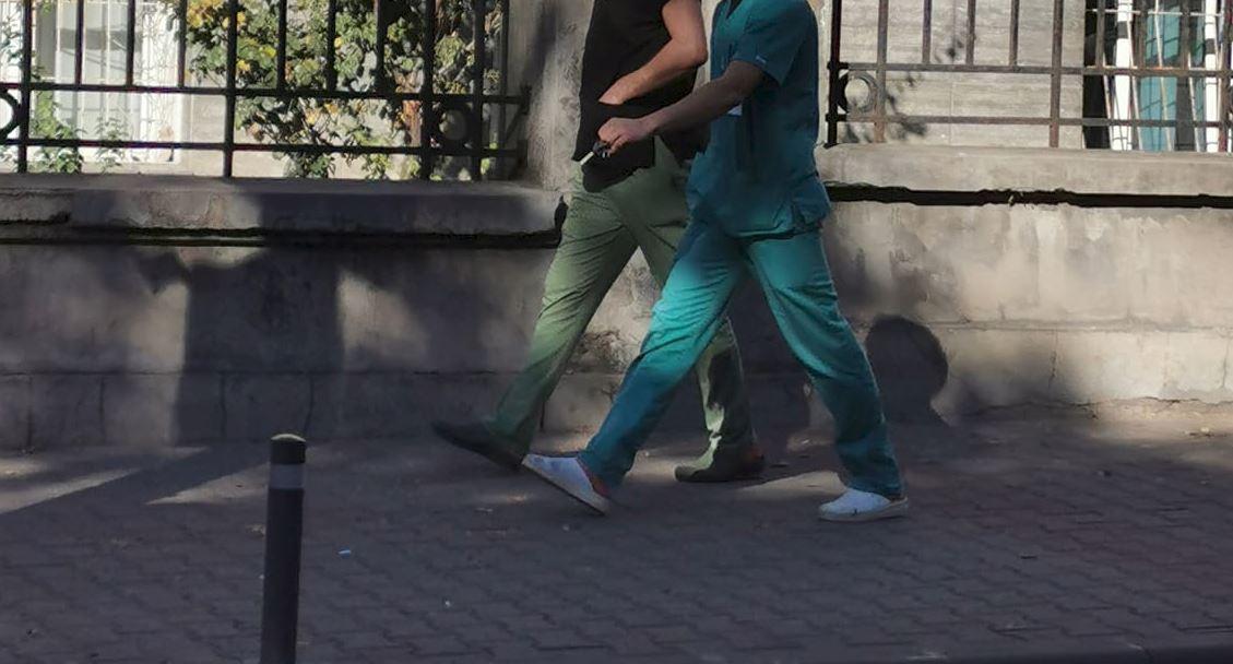 Ne mai mirăm de "nosocomiale"? Cadre medicale surprinse în halatul și papucii de spital pe Clinicilor