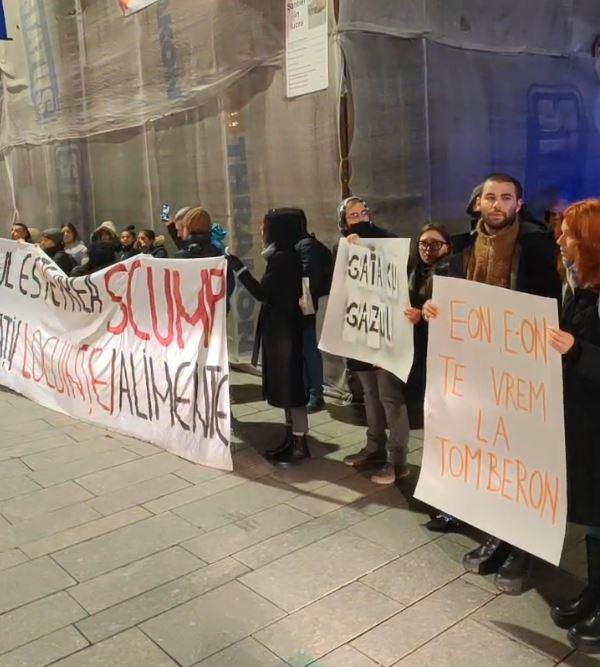 Protest la Cluj împotriva scumpirilor și a evacuărilor: "Scumpirile la noi, profitul la voi"/"Locuințe pentru toți, nu doar pentru mafi