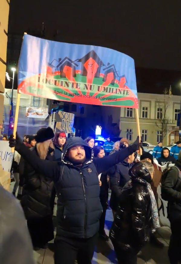 Protest la Cluj împotriva scumpirilor și a evacuărilor: "Scumpirile la noi, profitul la voi"/"Locuințe pentru toți, nu doar pentru mafi