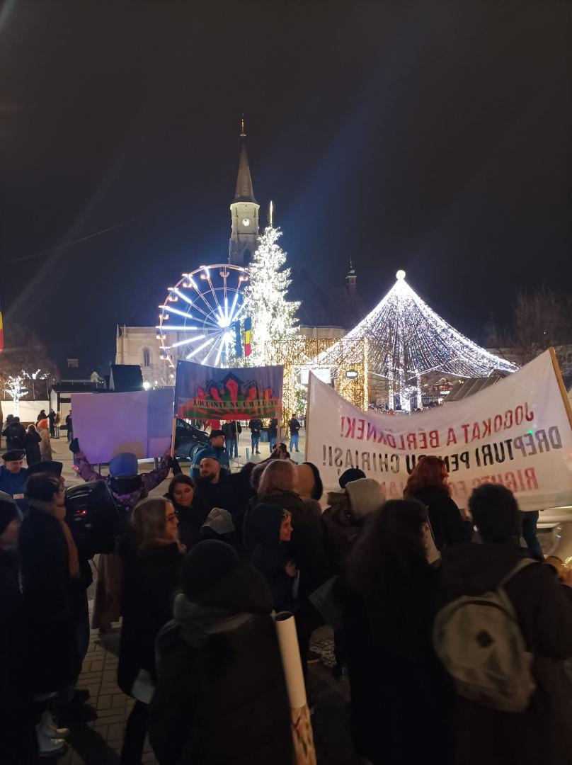 Protest la Cluj împotriva scumpirilor și a evacuărilor: "Scumpirile la noi, profitul la voi"/"Locuințe pentru toți, nu doar pentru mafi