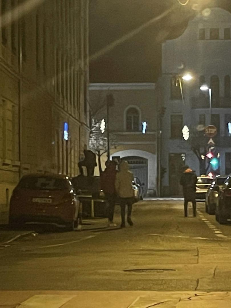 Teribilism în centrul Clujului! Tânăr surprins țopăind pe mașinile parcate pe o străduță