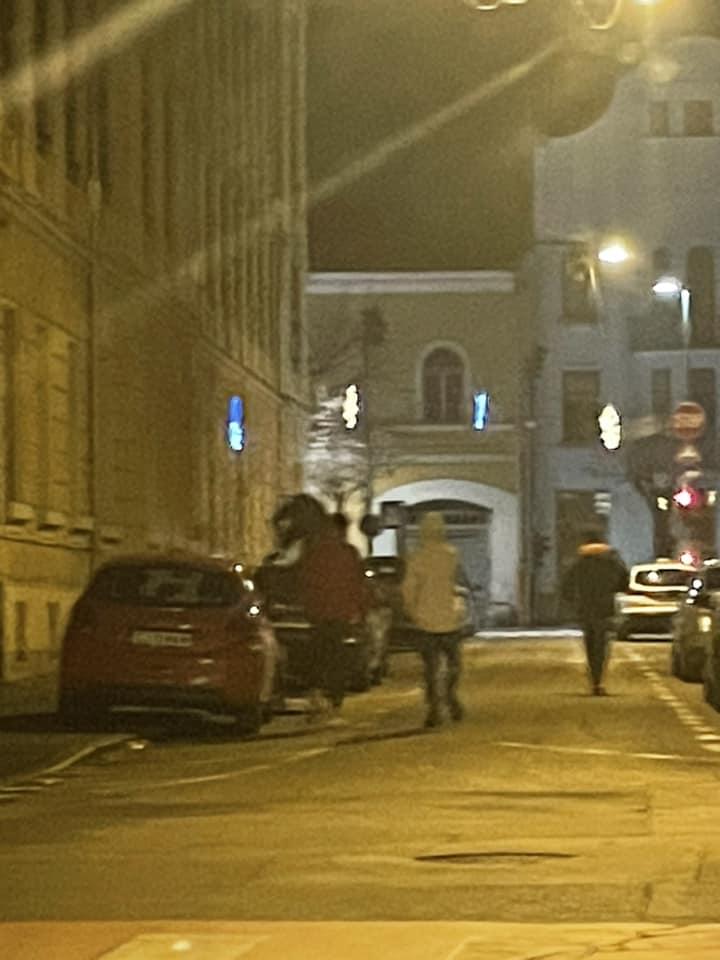Teribilism în centrul Clujului! Tânăr surprins țopăind pe mașinile parcate pe o străduță