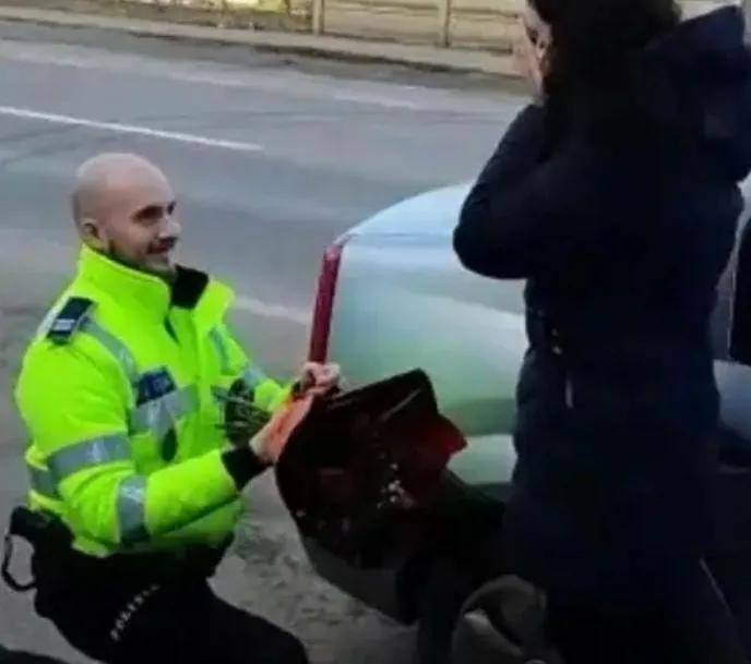 Un polițist din Cluj și-a oprit iubita în trafic. Nu s-a așteptat nimeni la ce a urmat