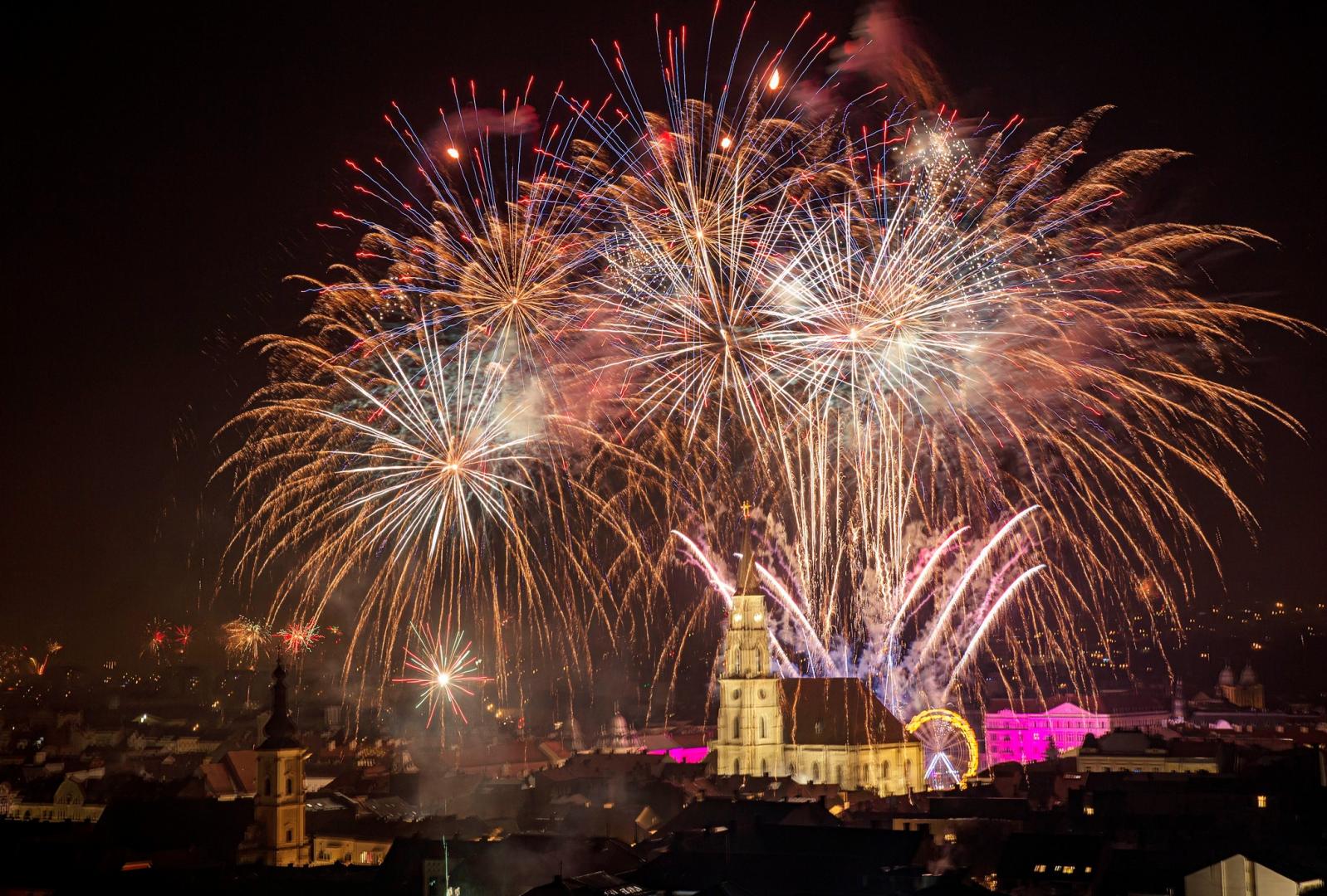 Mii de clujeni au sărbătorit trecerea dintre ani în Piața Unirii. Imagini spectaculoase cu focul de artificii din Cluj-Napoca