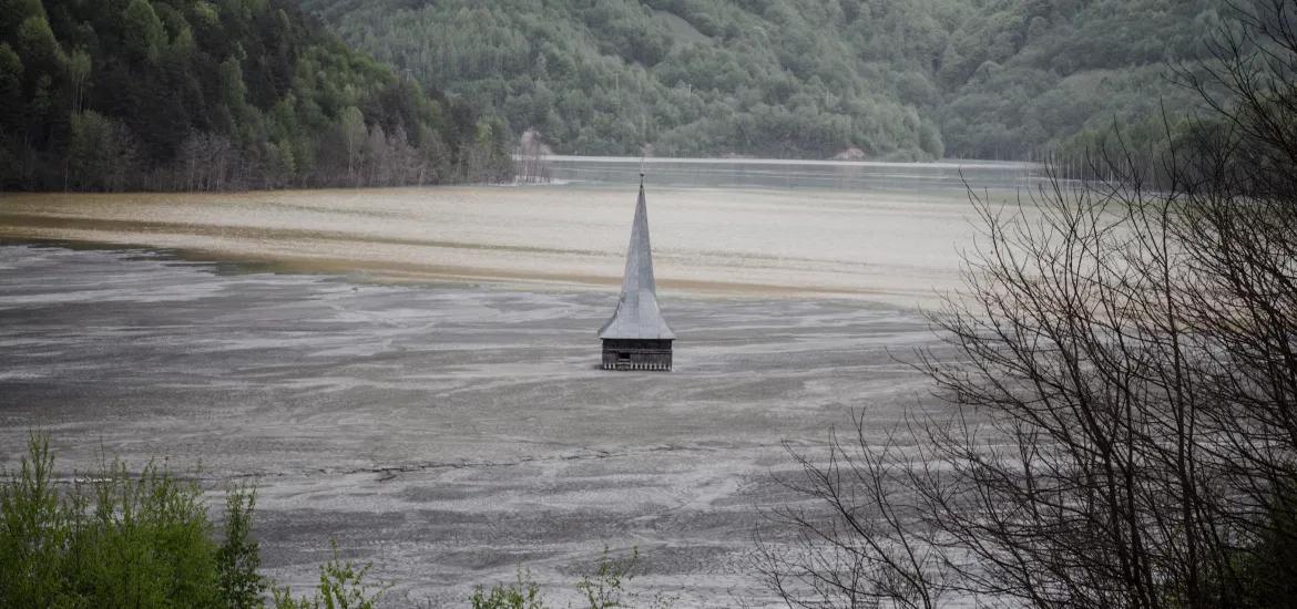 Imagini spectaculoase cu Clujul "scufundat" în ceață. Doar turla bisericii Sf. Mihail se mai zărește