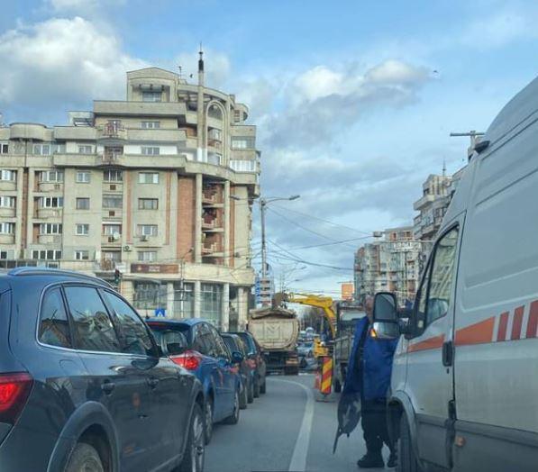 Țeavă spartă în Cipariu, tot centrul e blocat! Șoferii sunt furioși: "Ce faci 'Doreleee?' Altă zi nu ai găsit?"