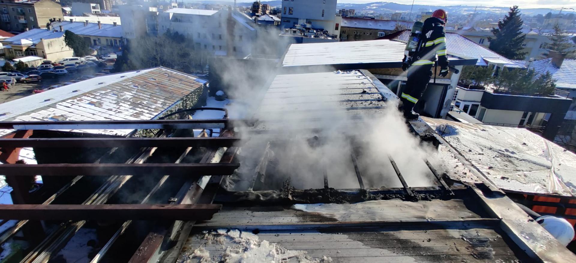 INCENDIU pe terasa unui bloc din centrul Clujului.