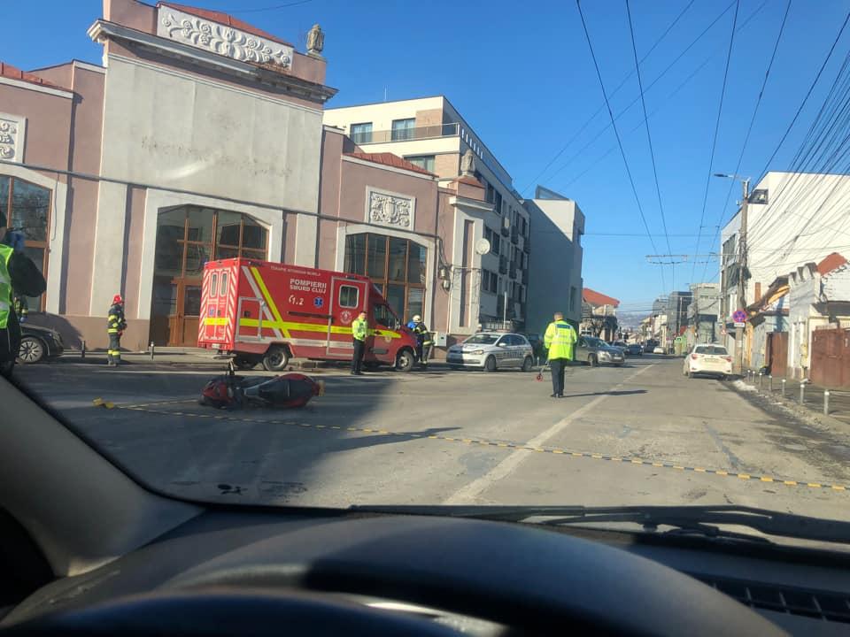ACCIDENT între o mașină și o motocicletă în Mărăști. SMURD-ul, la fața locului