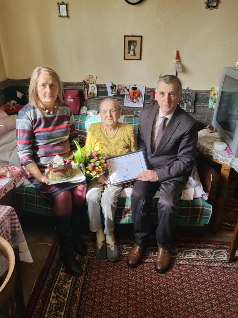 Tort, flori și o diplomă de 8 Martie pentru două clujence au împlinit 100 de ani: "Își poartă vârsta cu demnitate și optimism"