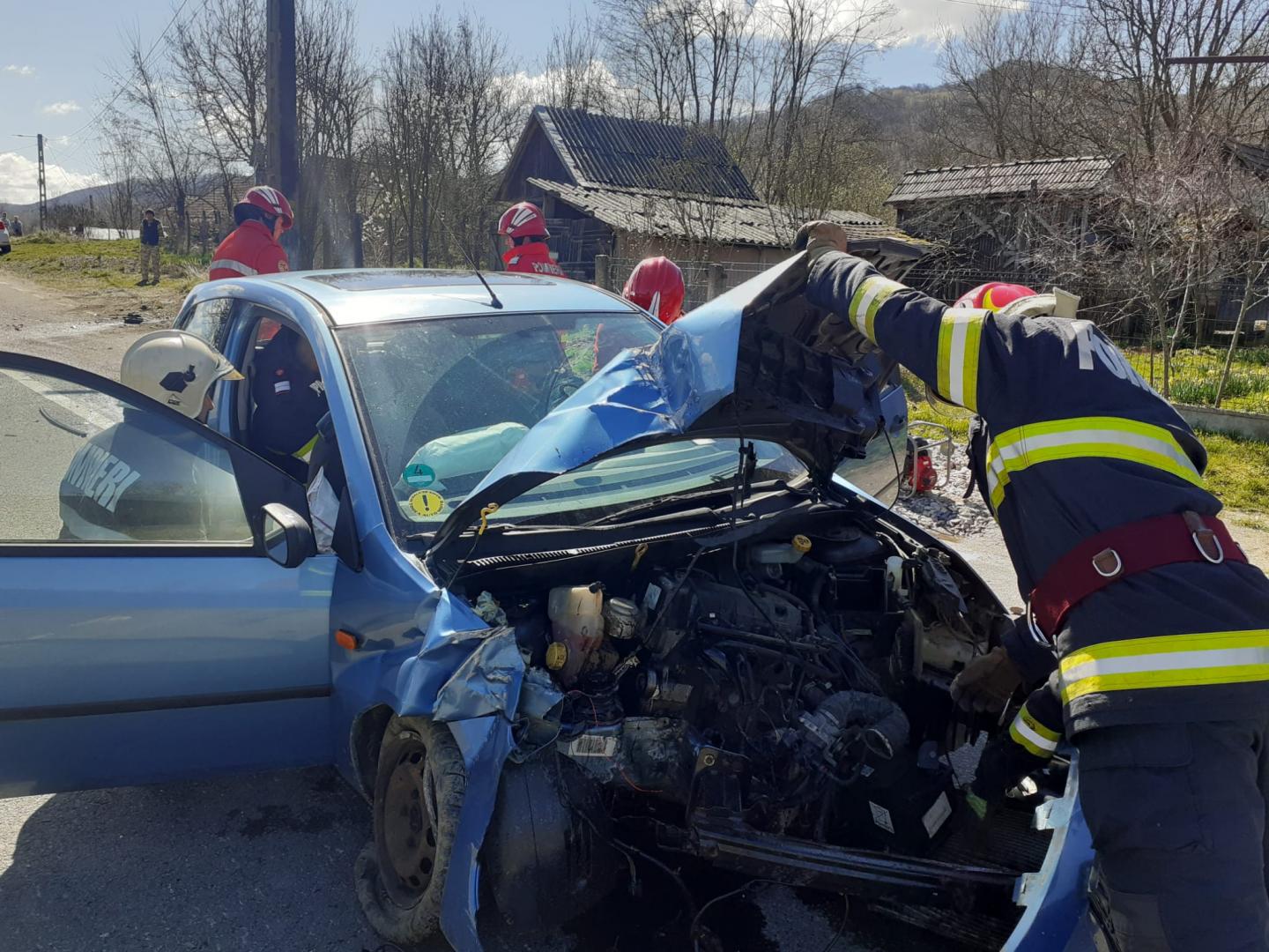 Accident GRAV pe un drum din Cluj. O tânără a rămas blocată în mașină/ Intervine descarcerarea