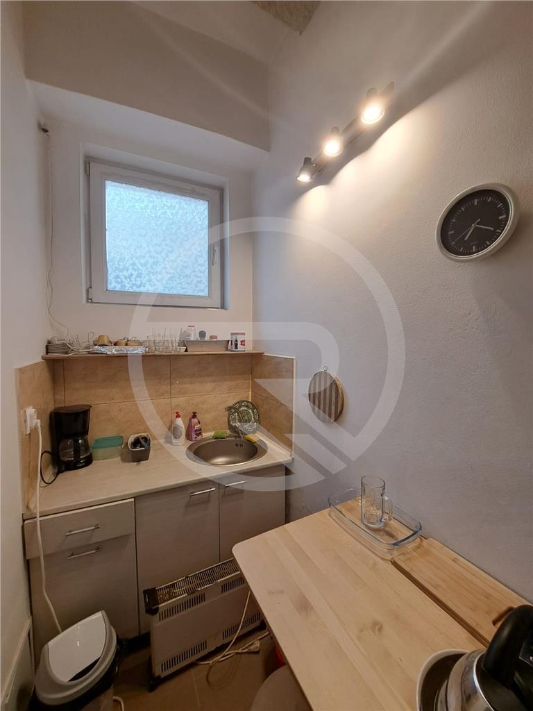 „Hambar” cu 3 cai putere la 350 euro în centrul Clujului. E dinaintea lui Cuza, și la banii ăștia, WC-ul e 2 în 1 cu bucătăria, iar salteaua direct pe
