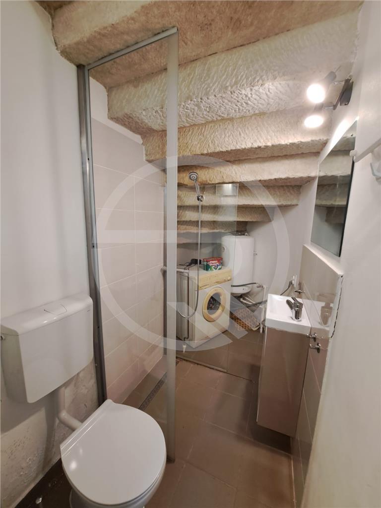 „Hambar” cu 3 cai putere la 350 euro în centrul Clujului. E dinaintea lui Cuza, și la banii ăștia, WC-ul e 2 în 1 cu bucătăria, iar salteaua direct pe