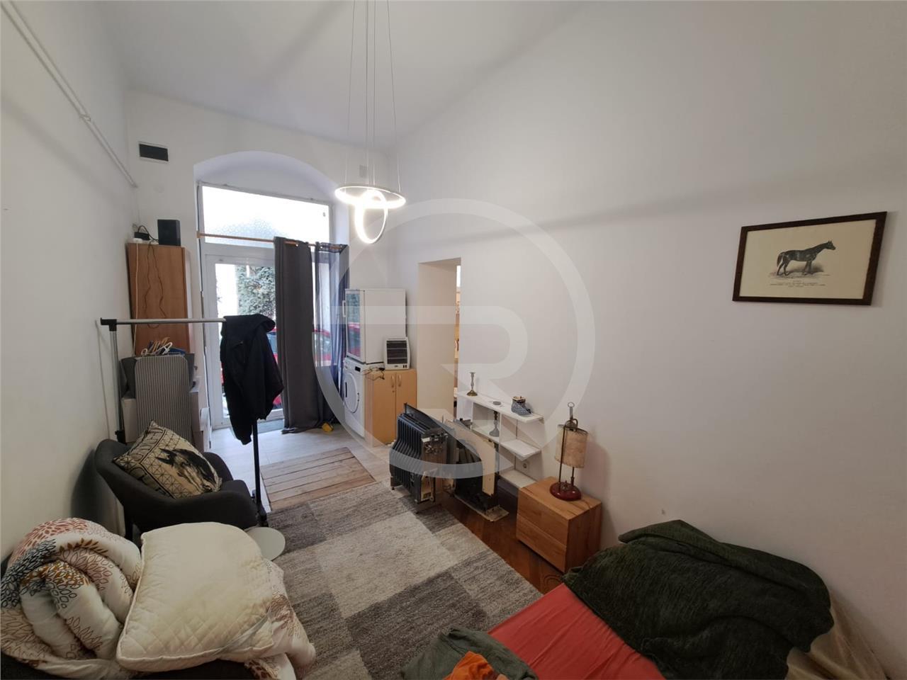 „Hambar” cu 3 cai putere la 350 euro în centrul Clujului. E dinaintea lui Cuza, și la banii ăștia, WC-ul e 2 în 1 cu bucătăria, iar salteaua direct pe
