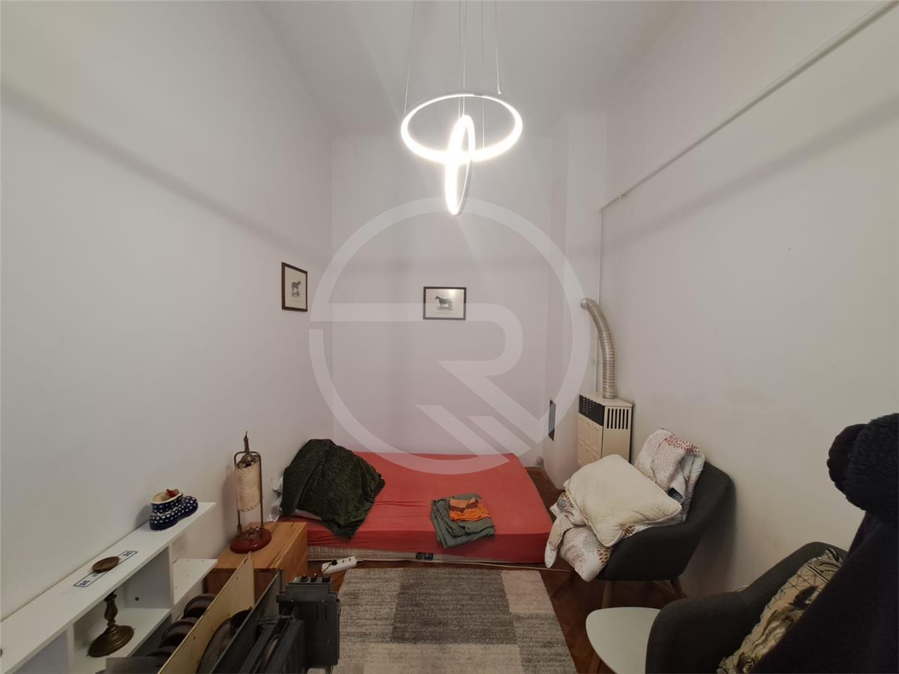 „Hambar” cu 3 cai putere la 350 euro în centrul Clujului. E dinaintea lui Cuza, și la banii ăștia, WC-ul e 2 în 1 cu bucătăria, iar salteaua direct pe