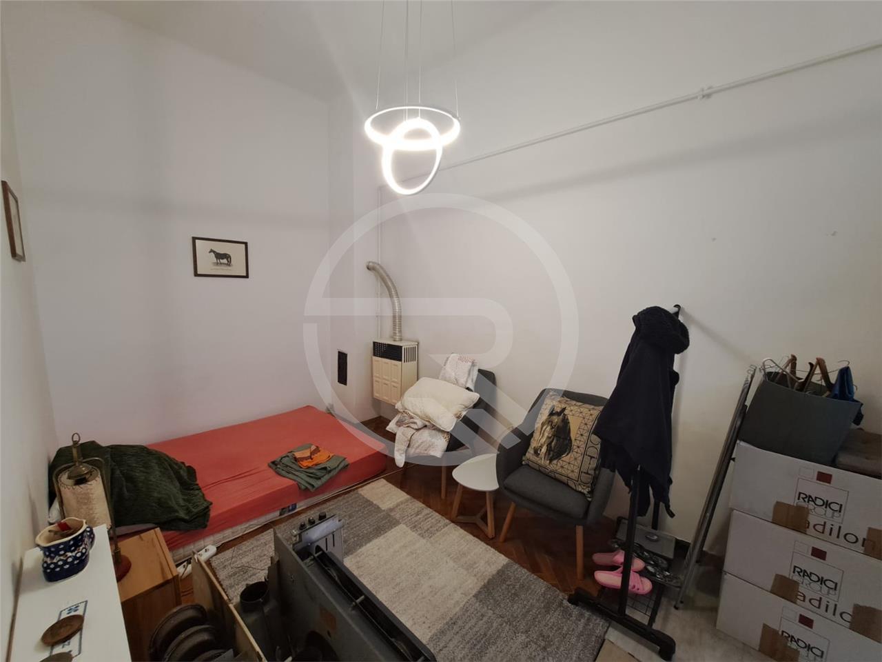 „Hambar” cu 3 cai putere la 350 euro în centrul Clujului. E dinaintea lui Cuza, și la banii ăștia, WC-ul e 2 în 1 cu bucătăria, iar salteaua direct pe