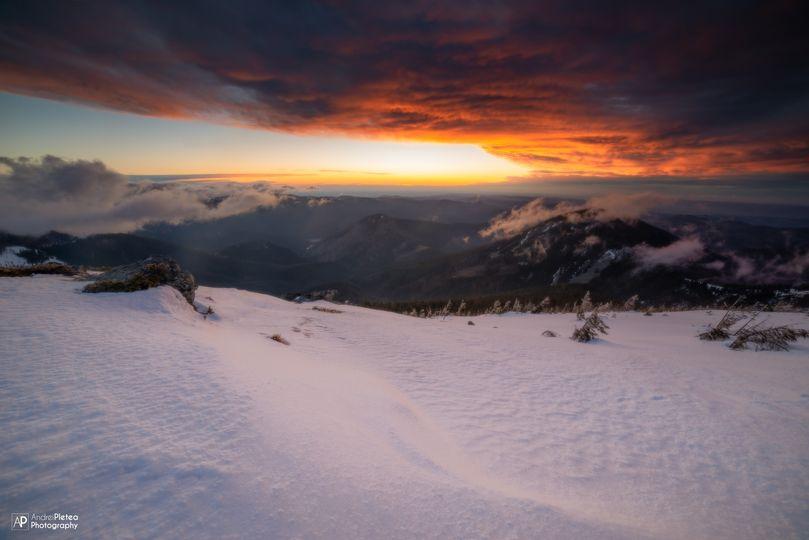 Cum e Paștele pe Vlădeasa. Imagini superbe de pe vârful cu fruntea acoperită de zăpadă