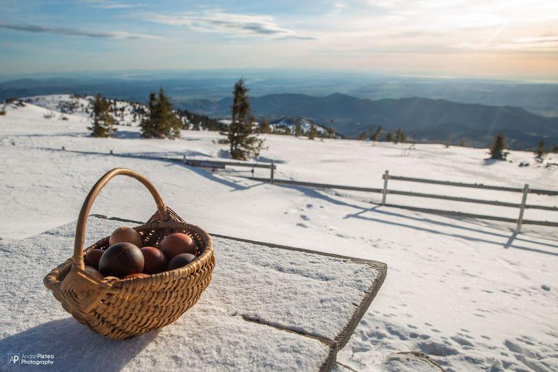 Cum e Paștele pe Vlădeasa. Imagini superbe de pe vârful cu fruntea acoperită de zăpadă