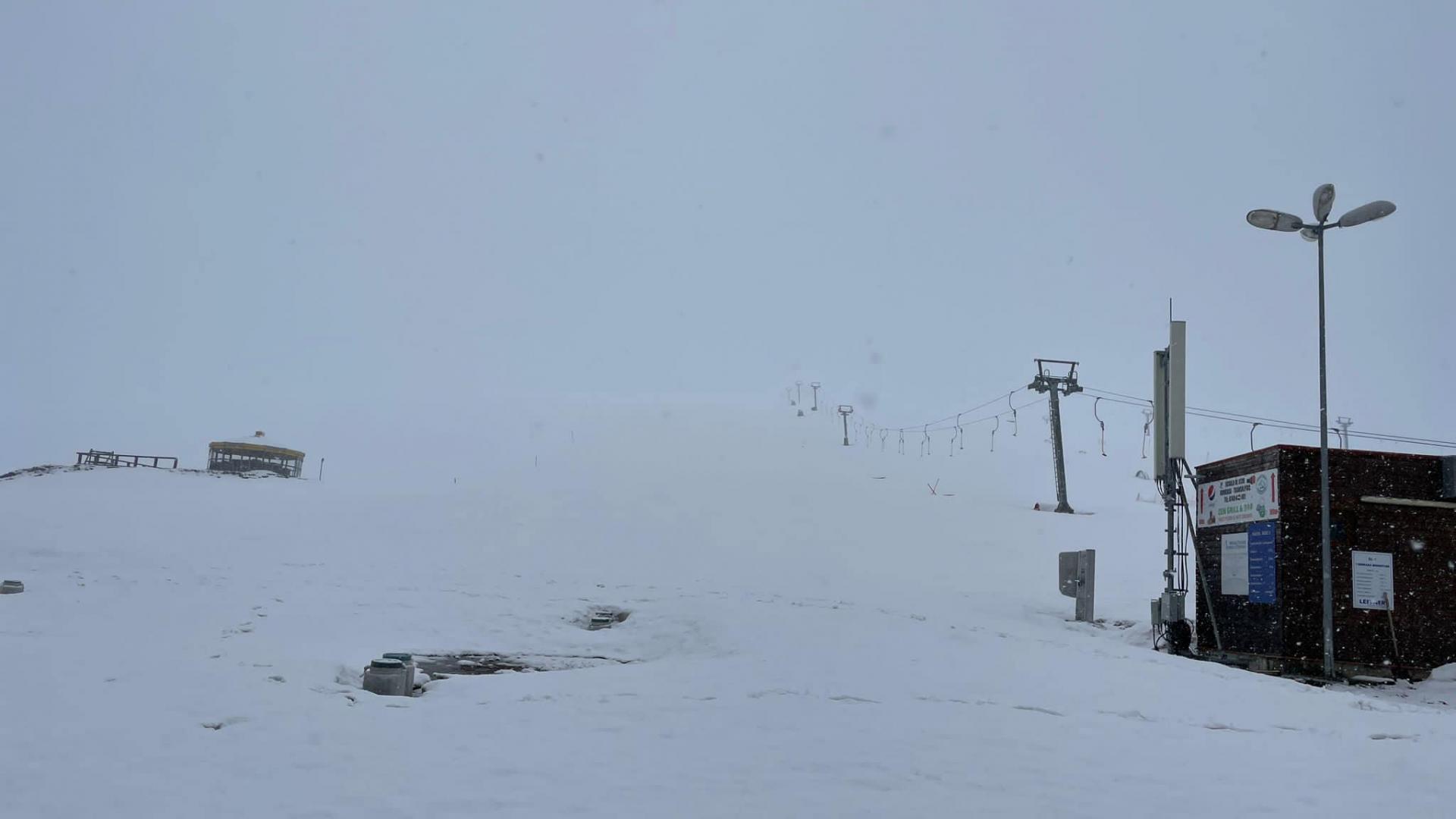 Mai vine vara? Zăpadă ca-n plină iarnă pe Vlădeasa, Transalpina și Transfăgărășan