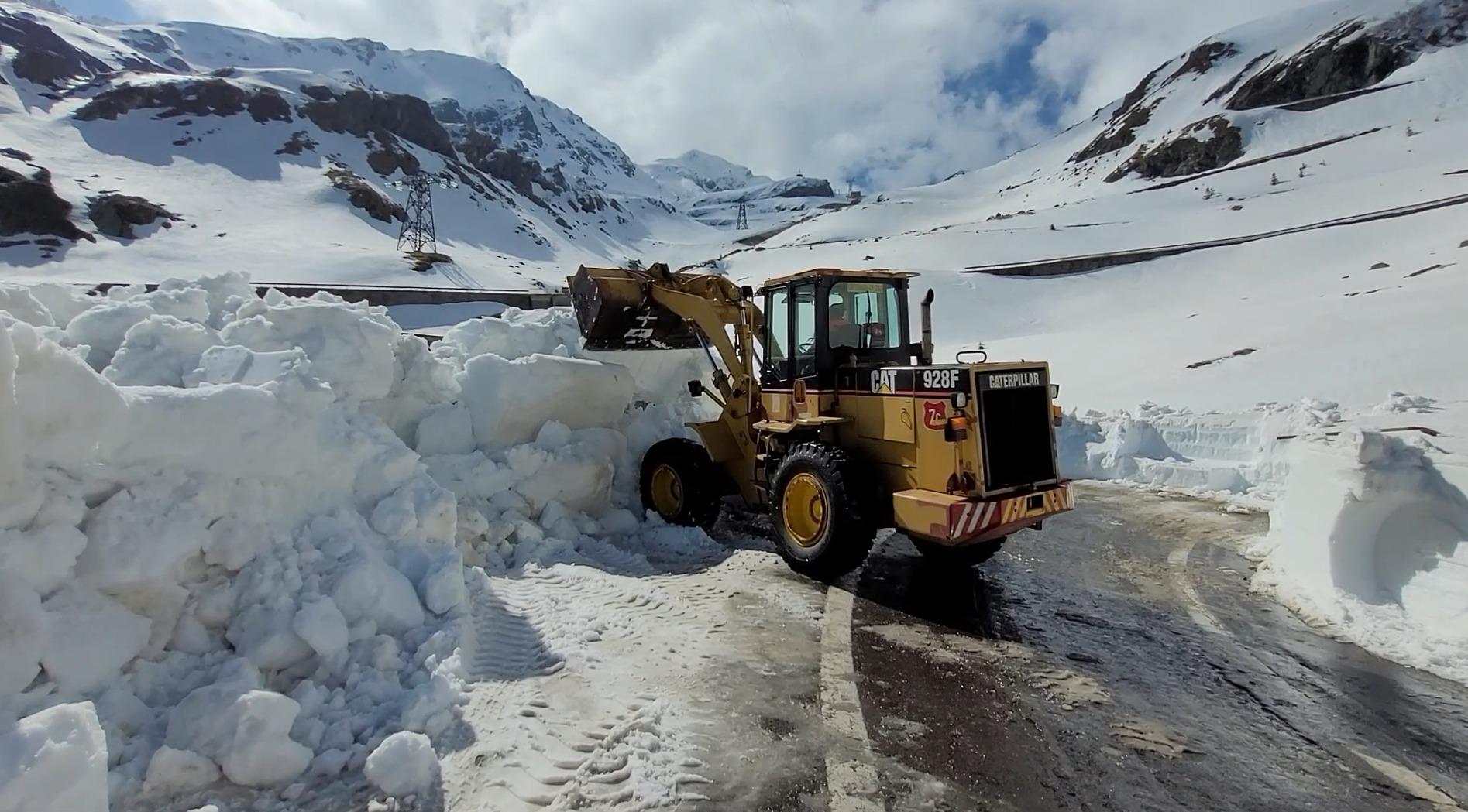 Mai vine vara? Zăpadă ca-n plină iarnă pe Vlădeasa, Transalpina și Transfăgărășan
