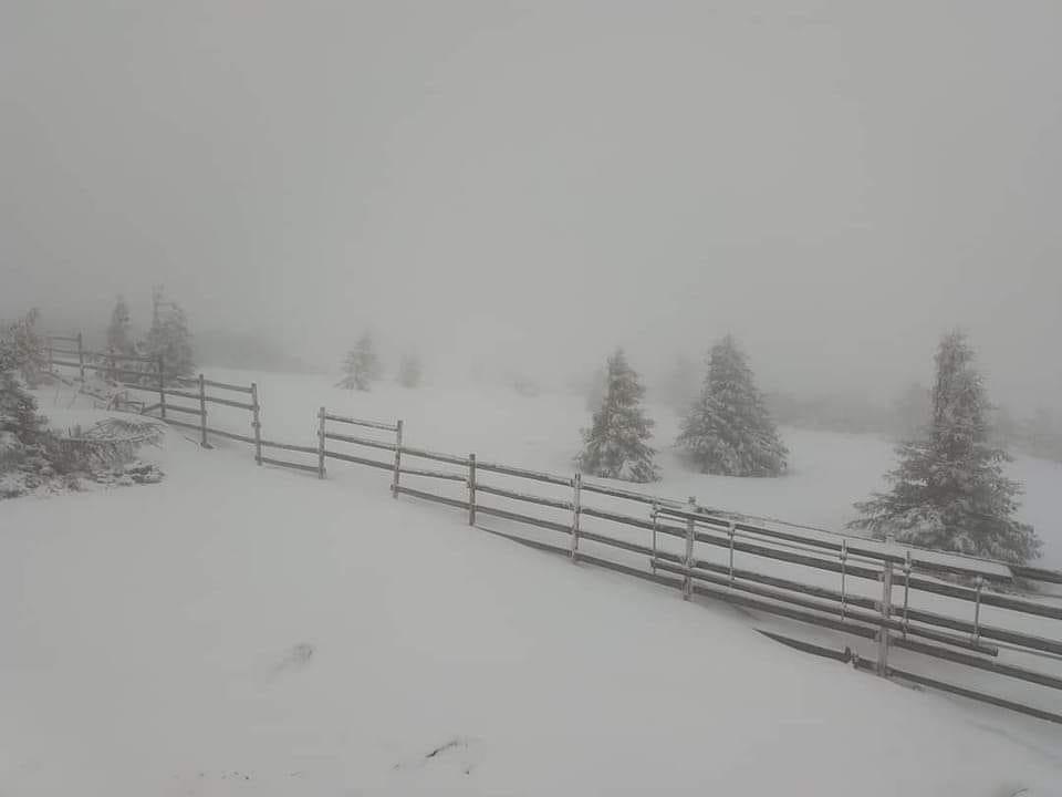 Mai vine vara? Zăpadă ca-n plină iarnă pe Vlădeasa, Transalpina și Transfăgărășan