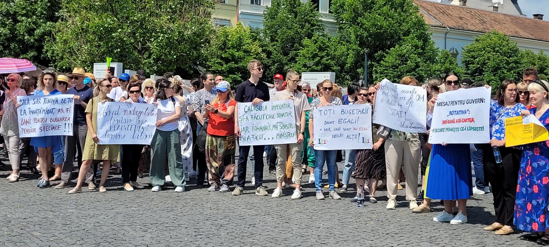 A șaptea zi de grevă generală în Învățământ. Profesorii clujeni protestează în Piața Unirii