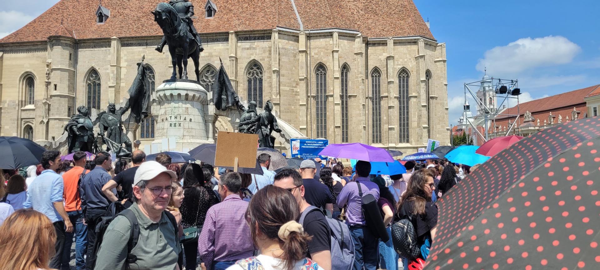 Profesorii clujeni, din nou în stradă. Marș de protest în centrul Clujului/ Li s-au alăturat și părinții elevilor
